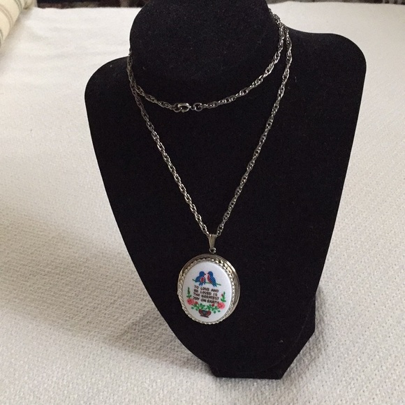 Pretty large photo necklace 24 inch chan๐ท๐ท๐ท๐ท - Picture 2 of 4